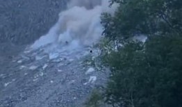 博主旅游爆料惊险遭遇视频,惊险瞬间！博主旅游途中遭遇惊心动魄一幕